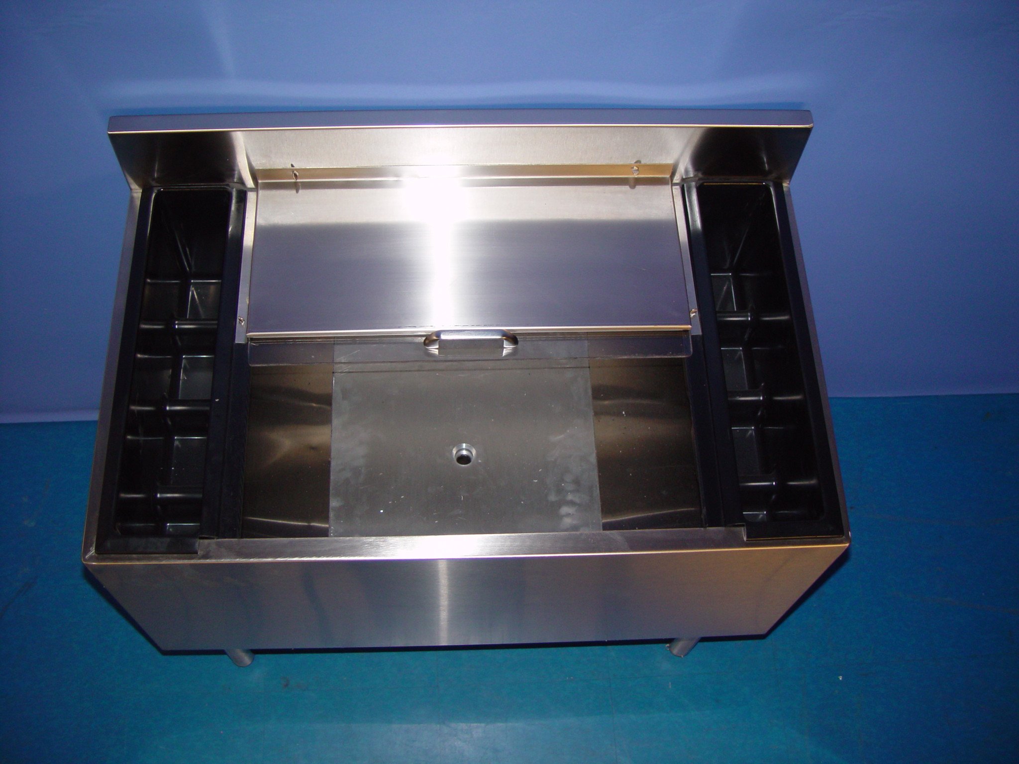 UNDERBAR ICE CHESTS W/9 CIRCUIT COLD PLATE